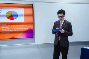 Thầy Hồ Quang Huy đại diện chia sẻ về mô hình tích hợp dữ liệu tinh thần vào thiết kế học tập cá nhân hóa tại diễn đàn giáo dục FPT Educamp 2025.