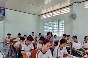 Cô trò Trường THCS-THPT Trưng Vương (Vĩnh Long) trong giờ học.