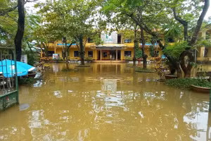 Một cơ sở cũ của Trường THPT Bùi Dục Tài (xã Nam Hải Lăng, Quảng Trị) bị ngập nước. Ảnh: Đăng Đức.