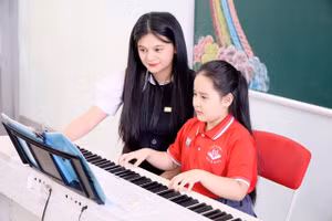 Giờ học piano tại Trường TH, THCS & THPT Victory (TP. Buôn Ma Thuột, Đắk Lắk).