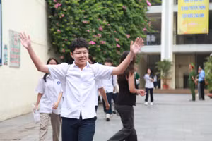 Thí sinh Hà Nội kết thúc bài thi Ngữ văn. Ảnh: Vân Anh.