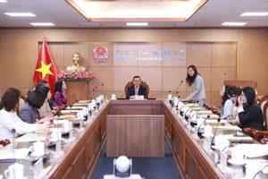 Thứ trưởng Bộ GD&ĐT Nguyễn Văn Phúc chủ trì Hội nghị.