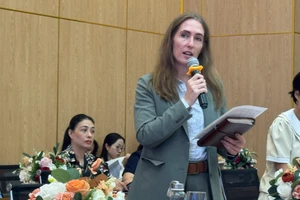 Bà Samantha Lea Smith, Giám đốc Khảo thí của Công ty TNHH British Council (Việt Nam) phát biểu tại hội thảo.