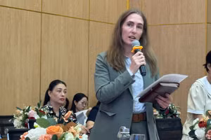 Bà Samantha Lea Smith, Giám đốc Khảo thí của Công ty TNHH British Council (Việt Nam) phát biểu tại hội thảo.