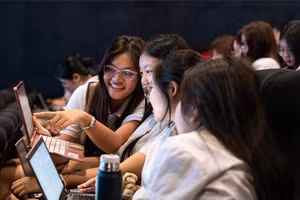 Bên cạnh kết quả học tập, tiềm năng của học sinh còn được thể hiện qua năng lực, phẩm chất và quá trình phát triển toàn diện. 