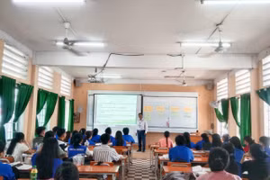 NGƯT Tô Ngọc Sơn trong giờ dạy.