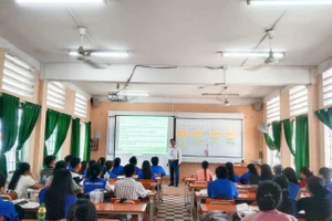 NGƯT Tô Ngọc Sơn trong giờ dạy.