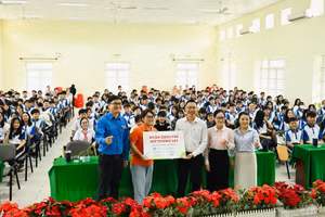 Đại diện Đoàn TNCS Hồ Chí Minh, đại diện Phòng Văn hoá - Xã hội đặc khu Côn Đảo, đại diện trường nhận bộ học liệu.