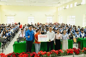 Đại diện Đoàn TNCS Hồ Chí Minh, đại diện Phòng Văn hoá - Xã hội đặc khu Côn Đảo, đại diện trường nhận bộ học liệu.