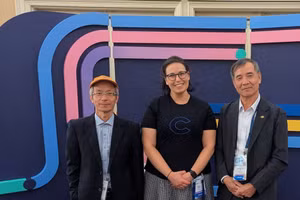 TS Lê Trường Tùng - Chủ tịch Hội đồng trường Trường ĐH FPT (phải ảnh), TS Nguyễn Khắc Thành - Hiệu trưởng Trường ĐH FPT (trái ảnh) tham dự Hội nghị Coursera thường niên lần thứ 13 tại Mỹ.