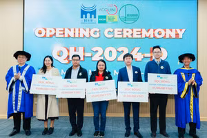 Trao tặng học bổng cho các tân học viên, tân tiến sĩ, tân thạc sĩ xuất sắc.