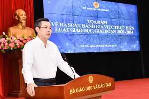 Thứ trưởng Bộ GD&ĐT Nguyễn Văn Phúc phát biểu tại tọa đàm.