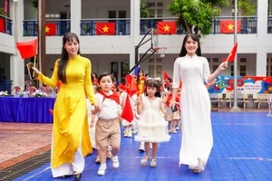 Cô trò Hệ thống giáo dục Lý Thái Tổ.