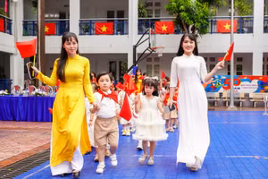 Cô trò Hệ thống giáo dục Lý Thái Tổ.