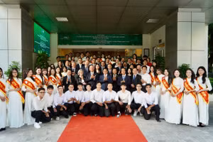 Thủ tướng Phạm Minh Chính và GS. Klaus Schwab - Nhà sáng lập kiêm Chủ tịch Diễn đàn Kinh tế thế giới (WEF) và các đại biểu chụp ảnh lưu niệm cùng thầy trò ĐHQH Hà Nội.