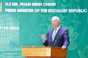 GS Schwab chia sẻ khi đến thăm ĐHQG Hà Nội.