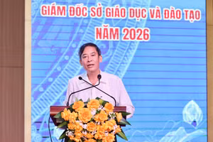 Ông Vũ Minh Đức – Cục trưởng Cục Nhà giáo và Cán bộ quản lý giáo dục (Bộ GD&ĐT) báo cáo tại hội nghị.