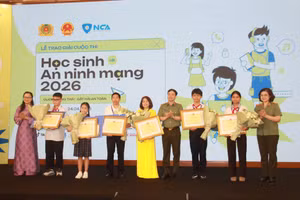 Thứ trưởng Bộ GD&ĐT Nguyễn Thị Quyên Thanh và đại diện Bộ Công an trao giải Nhất cho học sinh, đơn vị dự thi.