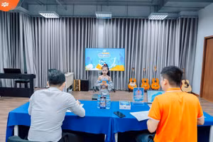 Thí sinh thể hiện năng lực với Ban giám khảo tại vòng phỏng vấn học bổng Hành trình toả sáng.