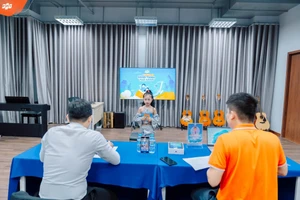 Thí sinh thể hiện năng lực với Ban giám khảo tại vòng phỏng vấn học bổng Hành trình toả sáng.