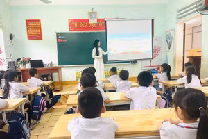 Cô trò Trường Tiểu học thị trấn Hạ Hòa trong giờ học.