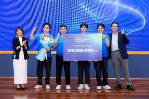 Đội vô địch DENSO Factory Hacks 2025 nhận giải thưởng 100 triệu đồng.