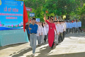 Cô trò Trường THPT Hoàng Công Chất (Thanh An, Điện Biên) trong lễ khai giảng năm học 2025-2026.