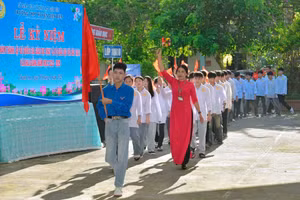 Cô trò Trường THPT Hoàng Công Chất (Thanh An, Điện Biên) trong lễ khai giảng năm học 2025-2026.