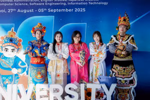 Nhóm sinh viên thực hiện đồ án Tuồng Tân Tích gồm: Nguyễn Viết Sơn, Đặng Thị Huyền Trang, Nguyễn Quế Chi, Nguyễn Đặng Thị Thuỷ Tiên, Trần Ngọc Đức (từ trái qua).