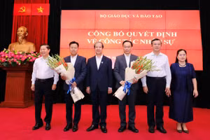 Bộ trưởng, Lãnh đạo Bộ GD&ĐT tặng hoa chúc mừng PGS.TS Hoàng Minh Sơn và GS.TS Lê Quân.