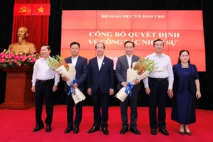 Bộ trưởng, Lãnh đạo Bộ GD&ĐT tặng hoa chúc mừng PGS.TS Hoàng Minh Sơn và GS.TS Lê Quân.
