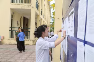 Thí sinh Hà Nội trước giờ thi vào lớp 10. Ảnh: Đăng Chung.