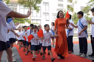 Cô trò Trường Phổ thông Liên cấp Phenikaa khai giảng năm học mới.