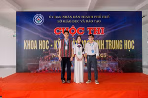 Từ trái qua phải ảnh: Nguyễn Mạnh Tùng, Đoàn Nguyễn Thảo Nguyên và thầy Nguyễn Ngọc Toàn.