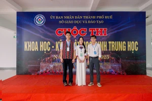 Từ trái qua phải ảnh: Nguyễn Mạnh Tùng, Đoàn Nguyễn Thảo Nguyên và thầy Nguyễn Ngọc Toàn.