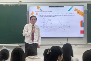 Thầy Vũ Ngọc Hòa - giáo viên Trường THPT Ngô Quyền (Đồng Nai) trong giờ dạy Toán.