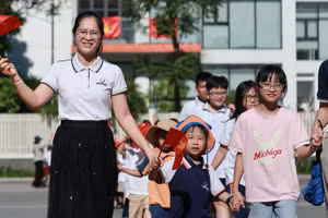 Cô trò Trường PTLC Phenikaa.