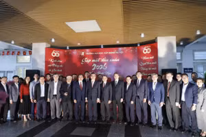 Thứ trưởng Bộ GD&ĐT Nguyễn Văn Phúc và một số lãnh đạo đơn vị thuộc Bộ thăm, mừng năm mới Trường Đại học Xây dựng Hà Nội.