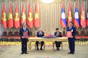 Bộ trưởng Bộ GD&ĐT Việt Nam Nguyễn Kim Sơn và Bộ trưởng Bộ Giáo dục và Thể thao Lào Thongsalith Mangnomek trao các văn kiện hợp tác giáo dục.