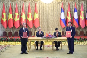 Bộ trưởng Bộ GD&ĐT Việt Nam Nguyễn Kim Sơn và Bộ trưởng Bộ Giáo dục và Thể thao Lào Thongsalith Mangnomek trao các văn kiện hợp tác giáo dục.