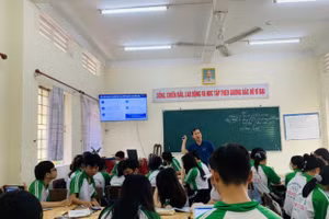 Thầy Trang Minh Thiên và học sinh Trường THPT Nguyễn Việt Dũng trong giờ Công nghệ - Công nghiệp.