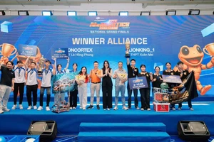 Trao giải cho 2 đội giành Quán quân FPTU AI & Robotics Challenge 2025.