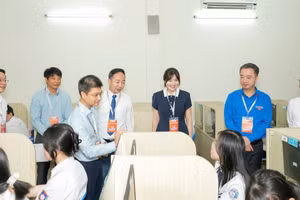 Đại diện Ban Tổ chức động viên thí sinh trước giờ thi.