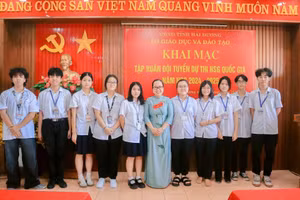 Cô trò đội tuyển Tiếng Anh Trường THPT chuyên Nguyễn Trãi (Hải Dương) xuất sắc giành 10 giải trong kỳ thi chọn học sinh giỏi quốc gia THPT năm học 2024 - 2025 với 2 giải Nhì, 5 giải Ba, 3 giải Khuyến khích.