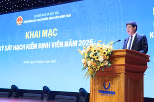 GS.TS Huỳnh Văn Chương - Cục trưởng Cục Quản lý chất lượng (Bộ GD&ĐT), Chủ tịch Hội đồng sát hạch kiểm định viên phát biểu.