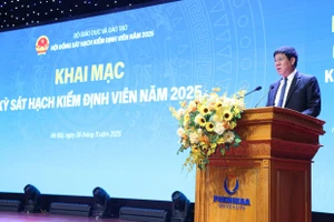 GS.TS Huỳnh Văn Chương - Cục trưởng Cục Quản lý chất lượng (Bộ GD&ĐT), Chủ tịch Hội đồng sát hạch kiểm định viên phát biểu.