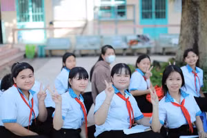 Học sinh Trường THCS Trung Hiếu (Vĩnh Long).
