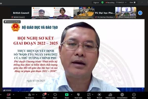Thứ trưởng Bộ GD&ĐT Nguyễn Văn Phúc phát biểu tại hội thảo.