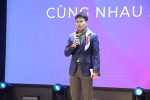 Trung tá Nguyễn Tiến Cường khẳng định vai trò của Nhà trường trong việc bảo vệ trẻ em “không một mình” trên không gian gian mạng.