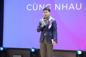 Trung tá Nguyễn Tiến Cường khẳng định vai trò của Nhà trường trong việc bảo vệ trẻ em “không một mình” trên không gian gian mạng.